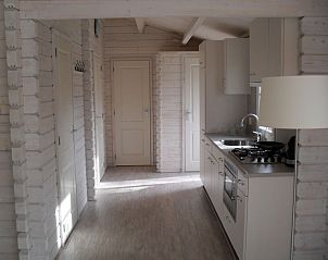 Moderne keuken in Vakantiehuis Fins Chalet 4 in Belfeld, Limburg voor een comfortabel verblijf.