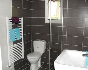 Moderne badkamer in Vakantiehuis Fins Chalet 4 in Belfeld, Noord Limburg met alle voorzieningen.