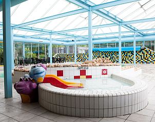 Peuterbad in het binnenzwembad van Vakantiehuis Fins Chalet 4 in Belfeld, Limburg.