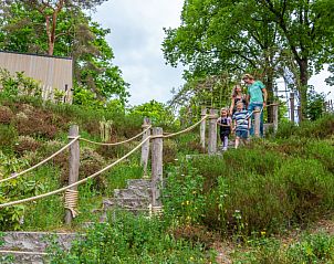 Familie wandelt door de natuurlijke omgeving van Vakantiehuis L-Cube Sauna 4 in Belfeld, Noord Limburg.