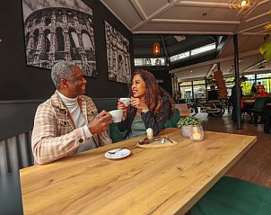 Koffie genieten in de sfeervolle binnenruimte van Vakantiehuis L-Cube Sauna 4 in Belfeld, Noord Limburg.