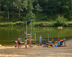 Strandplezier bij Vakantiehuis L-Cube Sauna 4 in Belfeld, Noord Limburg met families aan het water.