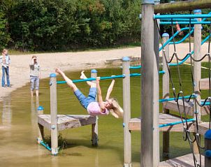 Kinderen klimmen en spelen bij Vakantiehuis L-Cube Sauna 4 in Belfeld, Noord Limburg.