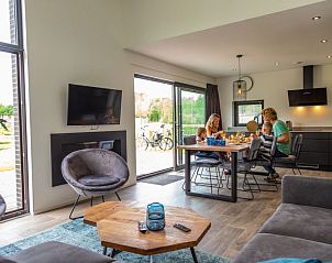 Gezellige eetruimte in Vakantiehuis Cube Elite 6 in Belfeld, Noord Limburg, met uitzicht op terras.