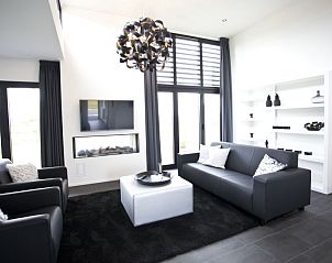 Lichte en ruime zitkamer in Vakantiehuis Cube Elite 6, Belfeld, Noord Limburg, met moderne meubels.