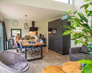 Gezellige keuken in Vakantiehuis Cube Elite 6, Belfeld, Noord Limburg, met familievriendelijke sfeer.