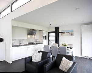 Stijlvolle keuken in Vakantiehuis Cube Elite 6, Belfeld, Noord Limburg, met moderne apparatuur.