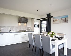 Eethoek in Vakantiehuis Cube Elite 6, Belfeld, Noord Limburg, met strakke en moderne uitstraling.