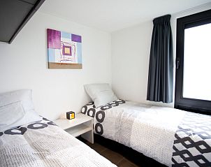 Comfortabele slaapkamer in Vakantiehuis Cube Elite 6, Belfeld, Noord Limburg, met gezellige inrichting.