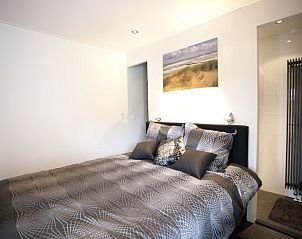 Luxe tweepersoons slaapkamer in Vakantiehuis Cube Elite 6, Belfeld, Noord Limburg, voor ultieme ontspanning.