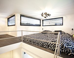 Unieke slaapruimte in Vakantiehuis Cube Elite 6, Belfeld, Noord Limburg, met veel natuurlijk licht.