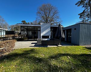 Zonnig terras van Chalet in Belfeld, Limburg met comfortabele zitgelegenheid.