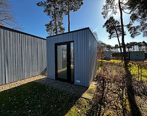 Vrijstaande bijgebouw bij Chalet in Belfeld, Noord Limburg omgeven door natuur.