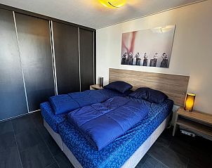 Hoofdslaapkamer van Chalet in Belfeld, Noord Limburg met ruime kledingkast.