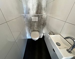 Tweede slaapkamer in Chalet in Belfeld, Limburg met stijlvol interieur en veel opbergruimte.