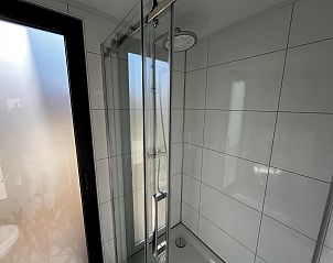Luxe badkamer van Chalet in Belfeld, Limburg met ruime douche en moderne voorzieningen.