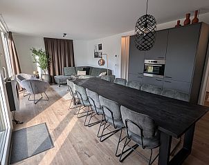 Ruime woonkamer in de vrijstaande woning in Belfeld, Noord Limburg.