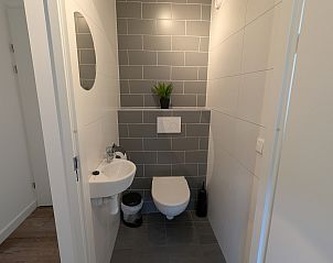 Stijlvolle badkamer in de vrijstaande woning in Belfeld, Limburg.