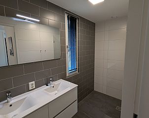 Slaapkamer met tweepersoonsbed in de vrijstaande woning in Belfeld, Limburg.