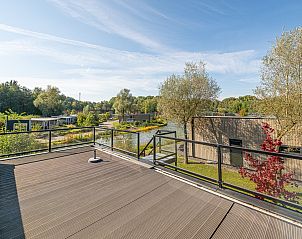 Balkon met uitzicht op natuur bij vakantiewoning in Belfeld, Noord Limburg, Limburg.