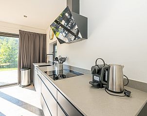 Stijlvolle keuken met apparatuur in vakantiewoning in Belfeld, Noord Limburg, Limburg.