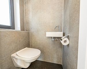 Moderne badkamer met toilet in vrijstaande woning in Belfeld, Noord Limburg, Limburg.