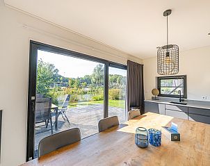 Eetkamer met uitzicht op tuin in vakantiewoning in Belfeld, Noord Limburg, Limburg.