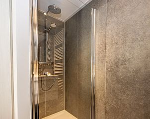 Luxe douche in badkamer van vakantiewoning in Belfeld, Noord Limburg, Limburg.