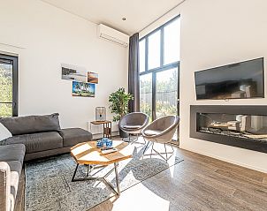 Knusse woonkamer met zithoek in vakantiewoning in Belfeld, Noord Limburg, Limburg.