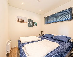 Slaapkamer met kunst aan de muur in vrijstaande woning in Belfeld, Noord Limburg, Limburg.