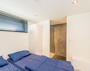 Ruime slaapkamer met tweepersoonsbed in vakantiewoning in Belfeld, Noord Limburg, Limburg.