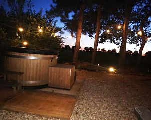 Gezellige hottub in de avond bij Vakantiehuis in America, Limburg.