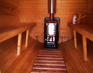 Houten interieur van de sauna in Vakantiehuis in America, Limburg.