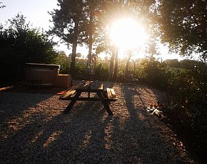Zonsondergang met picknicktafel bij Vakantiehuis in America, Noord Limburg.