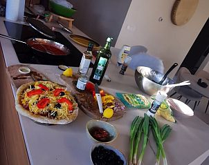 Gezellige keuken met verse ingredinten in Vakantiehuis in America, Noord Limburg.