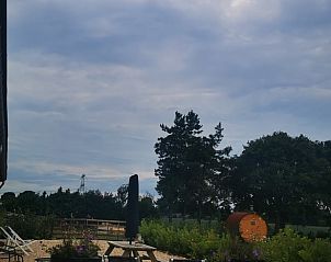 Uitzicht op de tuin en sauna bij Vakantiehuis in America, Limburg.