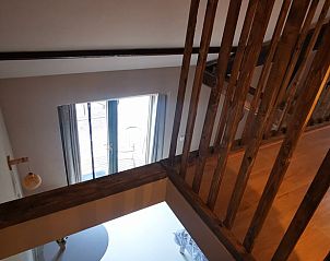 Trap en gang in Vakantiehuis in America, Noord Limburg met houten details.