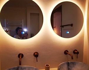 Stijlvolle badkamer met dubbele wastafel in Vakantiehuisje in America, Noord Limburg, modern design en sfeervolle verlichting.