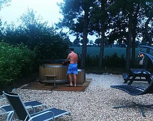 Buitenterras met hottub in Vakantiehuisje in America, Noord Limburg, genieten van de natuur en wellness.