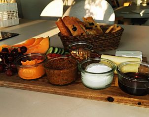 Luxe borrelplank met diverse lekkernijen in Vakantiehuisje in America, Noord Limburg, culinaire verwennerij.