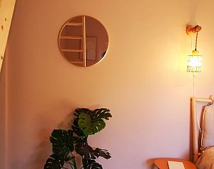 Stijlvolle slaapkamer met houten elementen in Vakantiehuisje in America, Noord Limburg, rustieke en gezellige sfeer.