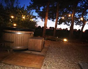 Hottub in de avond met sfeerverlichting in Vakantiehuisje in America, Noord Limburg, voor romantische avonden.
