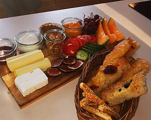 Culinaire borrelplank met verse ingredinten in Vakantiehuisje in America, Noord Limburg, voor een smakelijk verblijf.