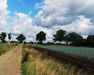 Stijlvolle badkamer in Vakantiehuisje in America, Noord Limburg, met dubbele wastafel en sfeerverlichting.