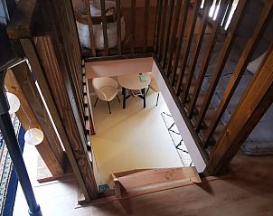 Trap naar beneden in Vakantiehuisje in America, Noord Limburg, met uitzicht op de eetruimte.