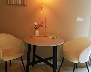 Intieme eethoek in Vakantiehuisje in America, Noord Limburg, met sfeervolle verlichting.