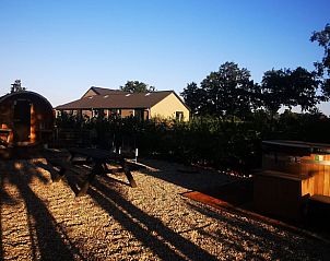 Uitzicht op de buitenruimte van Vakantiehuisje in America, Noord Limburg, met sauna en hot tub.