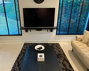 Moderne woonkamer in Huisje in Heijen, vakantiewoning in Limburg.