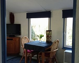 Gezellige eetruimte in Vakantiehuis in Baarlo, Limburg, met veel natuurlijk licht.