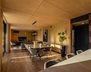 Stilvolles Interieur der Villa Bos in Maasbree, Nord-Limburg. Luxurises Ferienhaus fr 8 Personen mit moderner Einrichtung und gerumigem Essbereich.